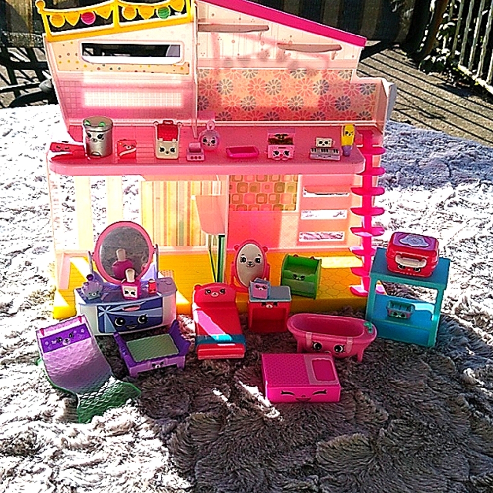 T-358 Shopkins Happy Places Playset with some accessories